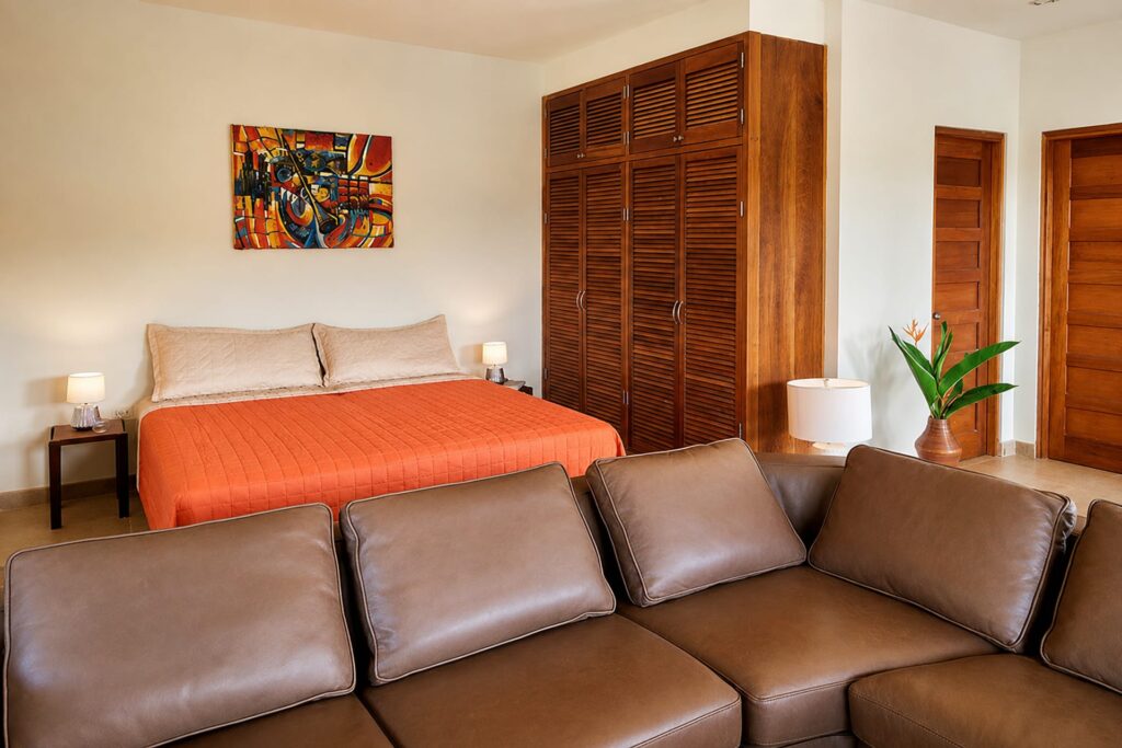 Cama doble en el dormitorio de Casa Magenta