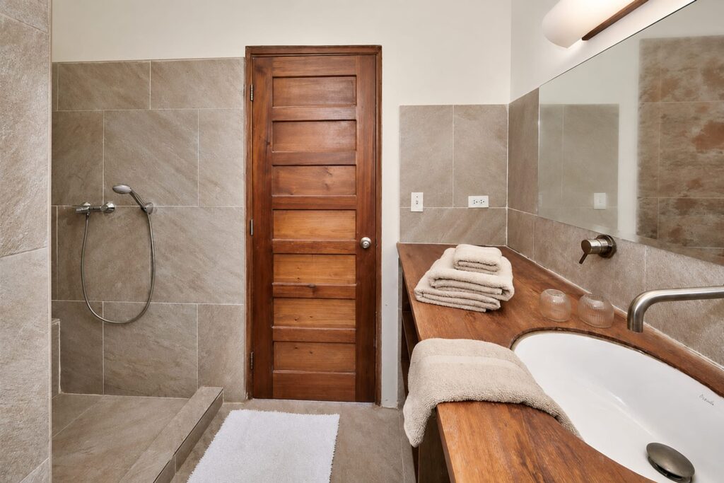 Baño con ducha de Casa Magenta