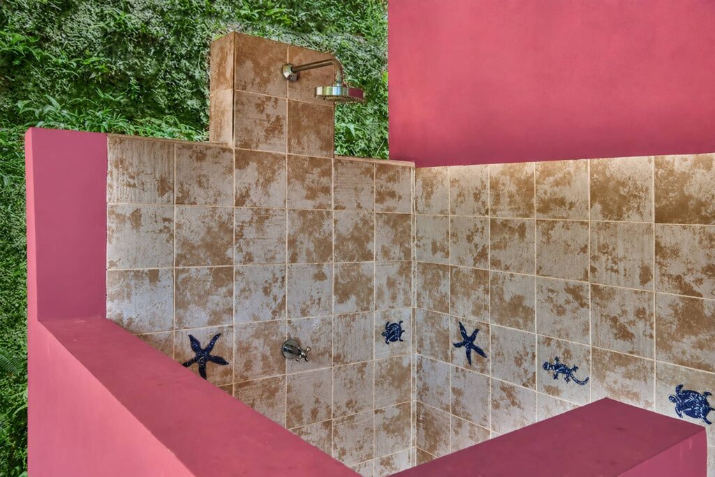 Ducha exterior con piedra natural en Casa Magenta