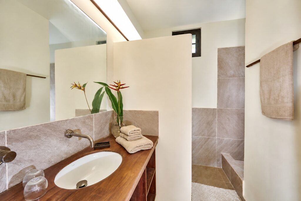 Badezimmer der Casa Naranja mit Dusche