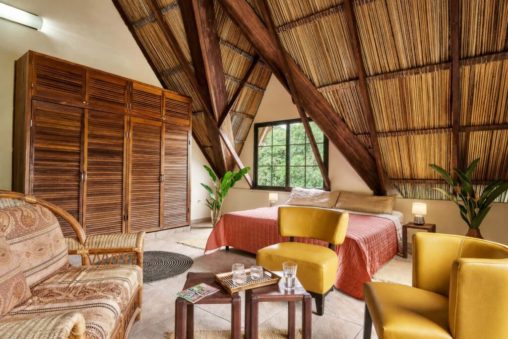 Wohnbereich der Casa Oceanview unter offenem Holzdach