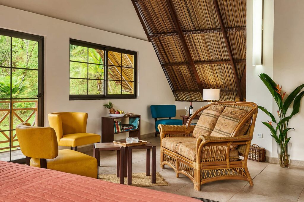 Schlafzimmer der Casa Oceanview unter hohem Holzdach