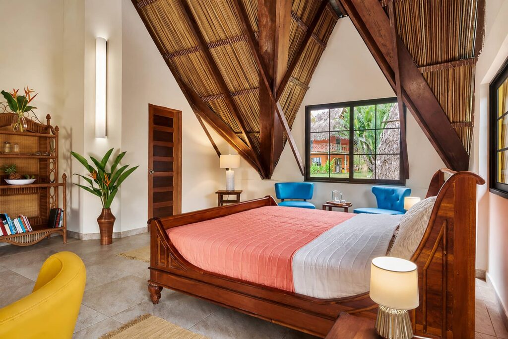 Doppelbett im Schlafzimmer der Casa Riverview