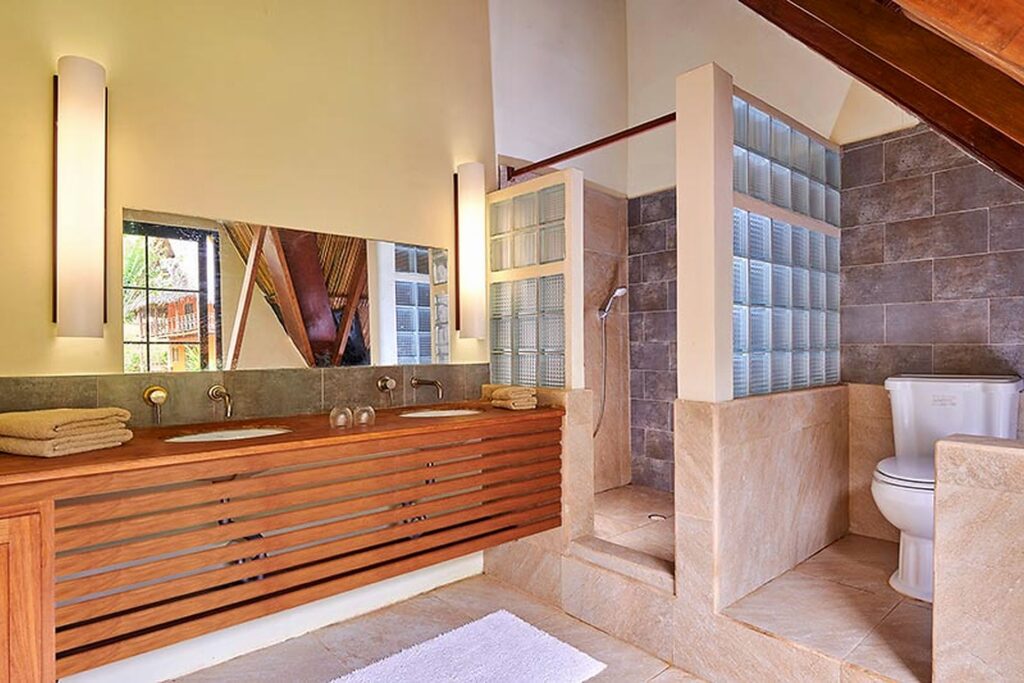 Badezimmer der Casa Riverview mit Dusche