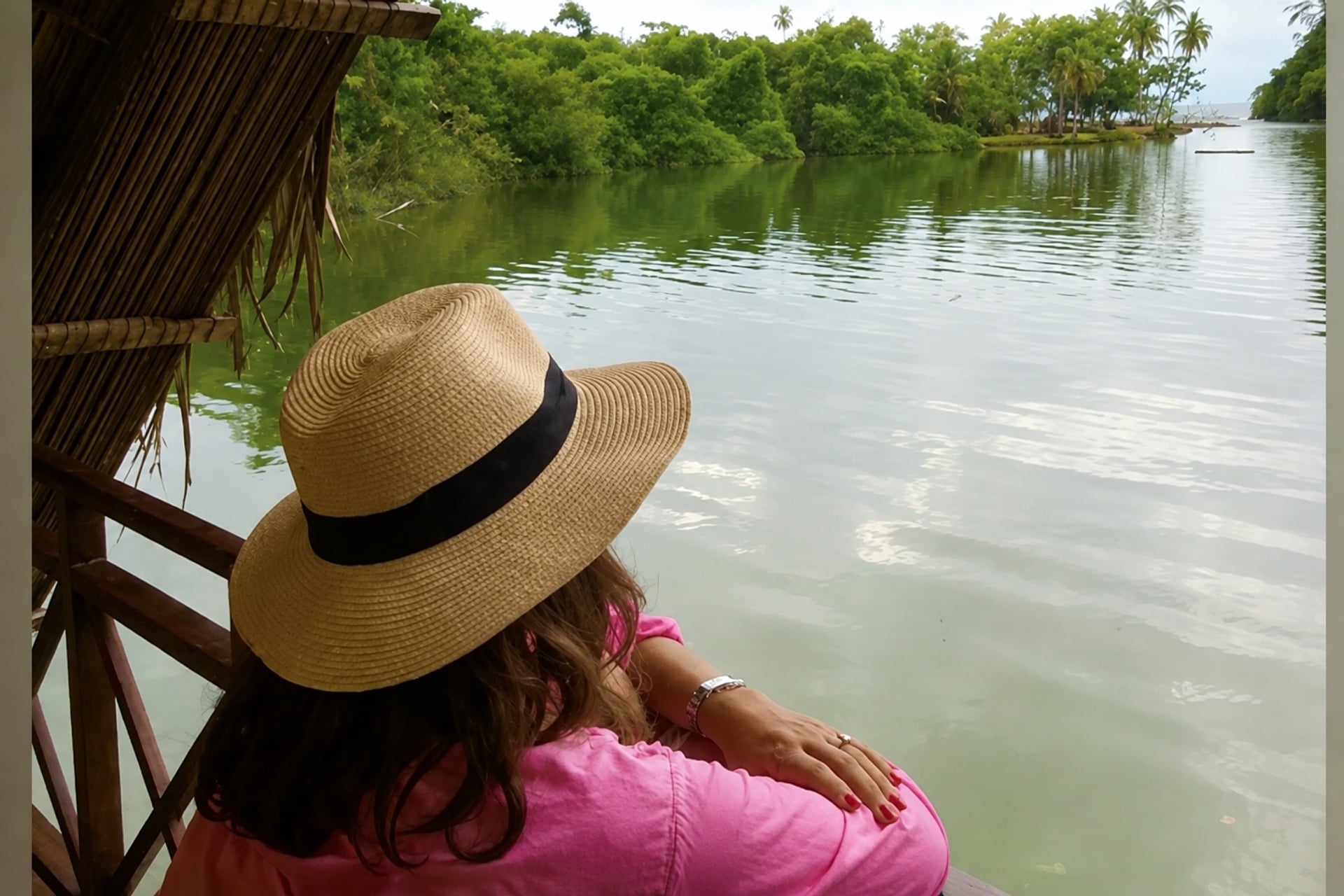 Gast auf einer Veranda mit Blick über die Lagune in Panama