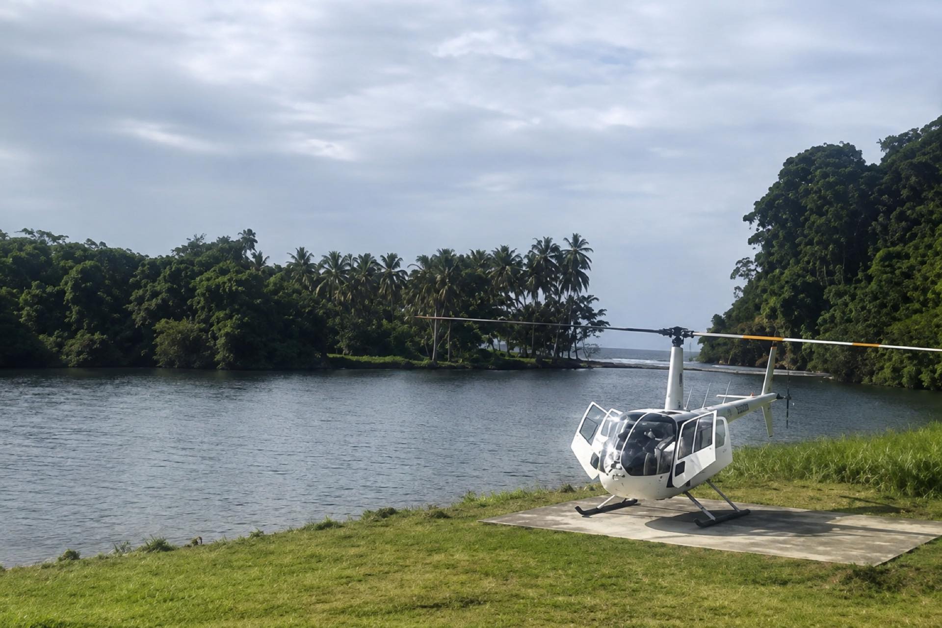 Hubschrauber am Landeplatz direkt an der Lagune der Rainforest Lodge