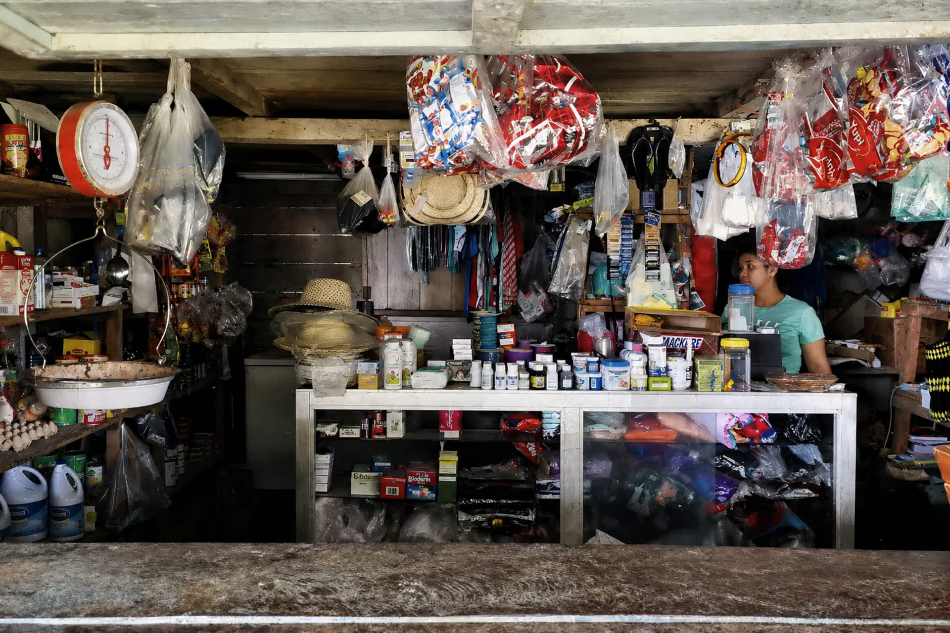 Kleiner Dorfladen mit Verkäuferin und Waren in Panama
