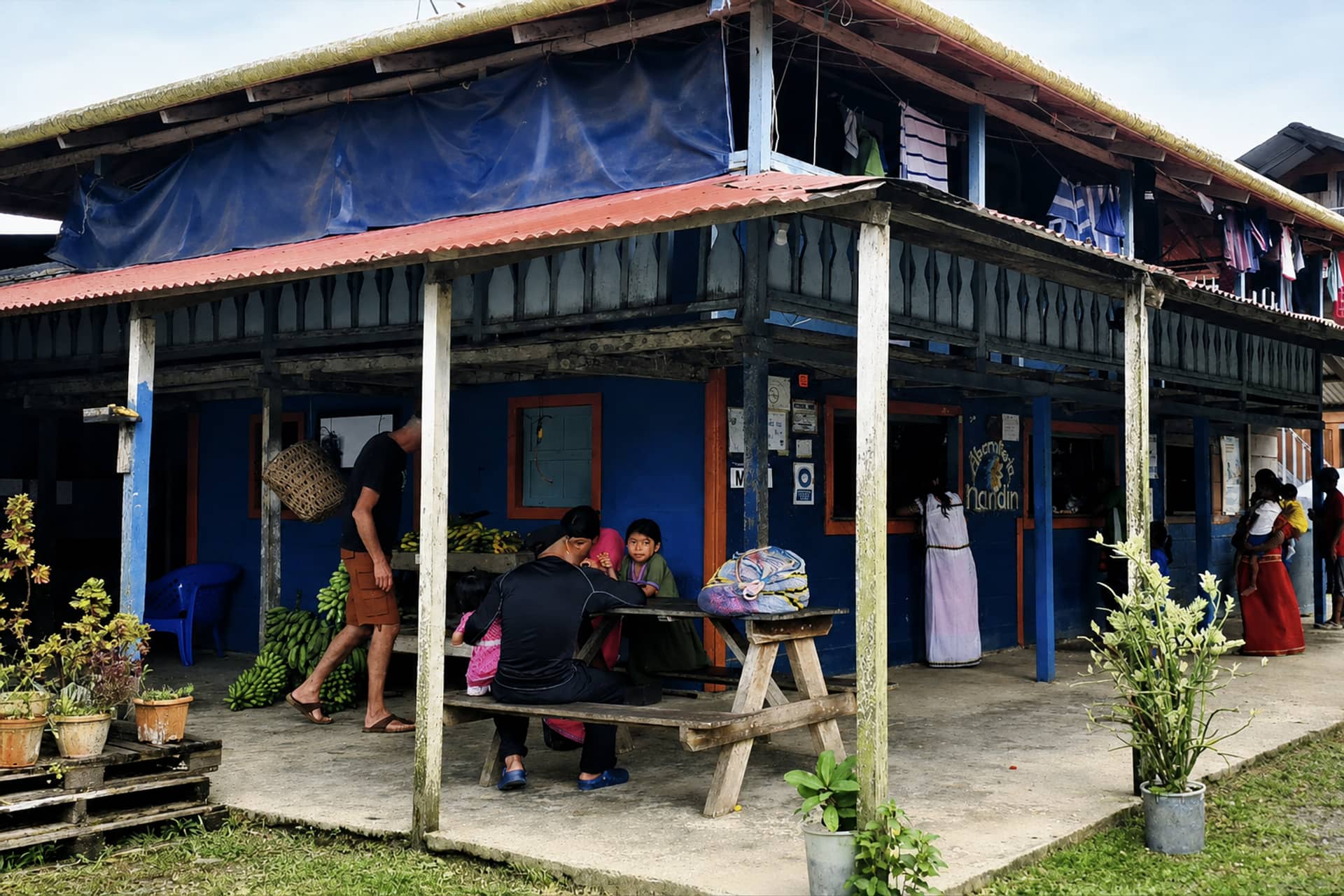 Lokales Gasthaus mit Gästen in Panama