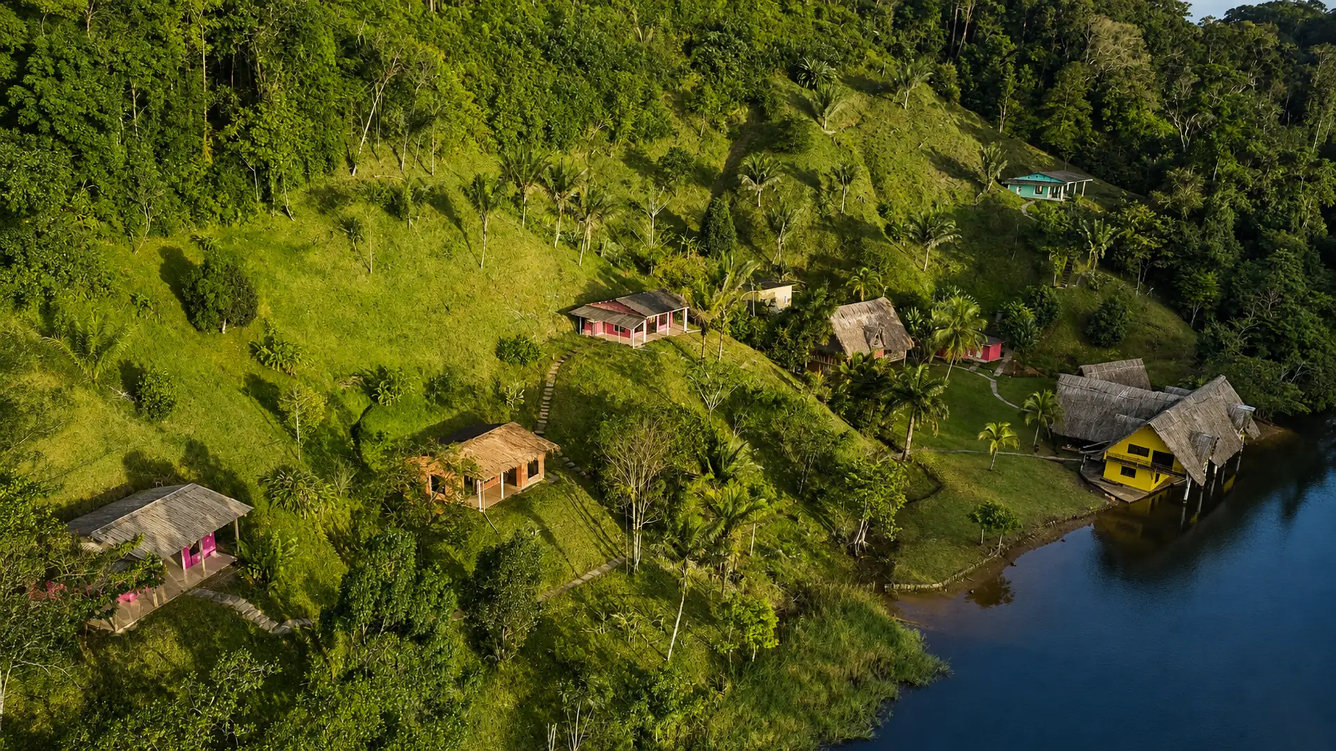 Casas der Rainforest Lodge Panama – Luftaufnahme Luftaufnahme der bunten Casas der Rainforest Lodge zwischen Regenwald und Lagune an Panamas Karibikküste.