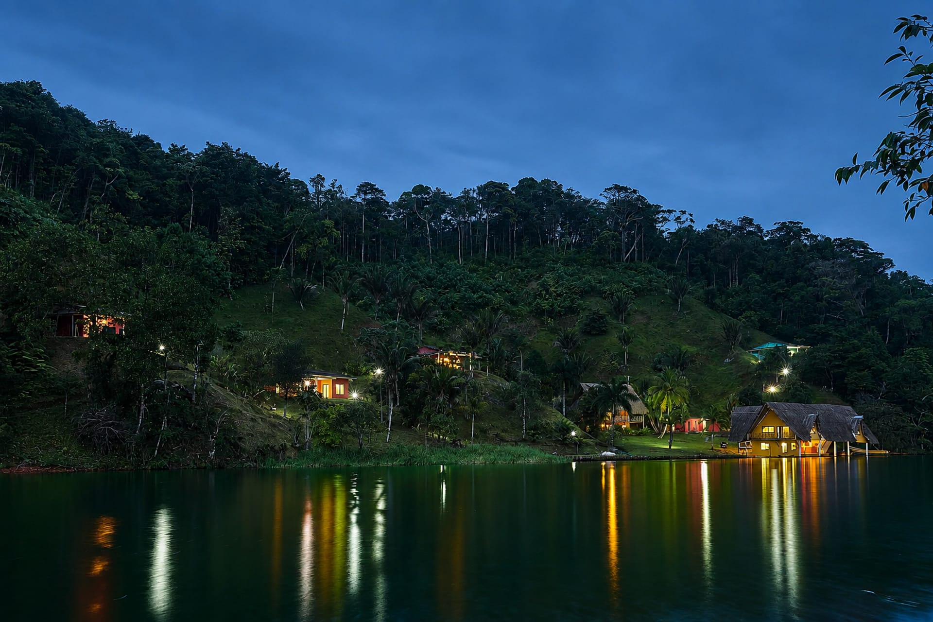 Lodge im Regenwald von Panama an der Lagune bei Nacht
