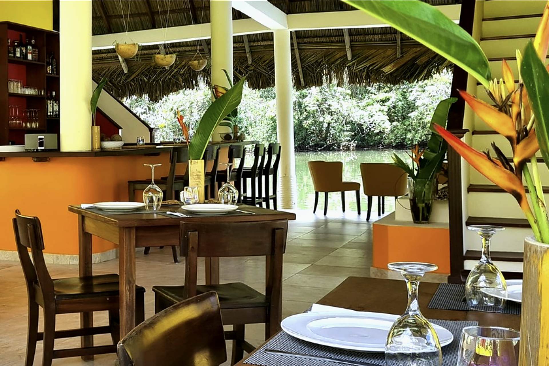Offener Restaurantbereich der Rainforest Lodge Panama